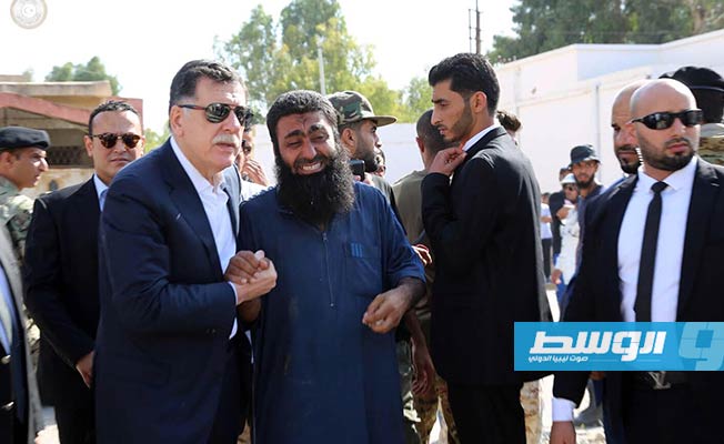 السراج يتفقد موقع القصف الجوي بمنطقة الفرناج ويؤكد: جريمة حرب لن تمر دون عقاب
