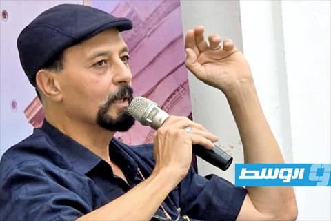 قصائد تغازل القمر.. الطويل يحتفي بديوانه الأول «حفنة ذرات وردية»