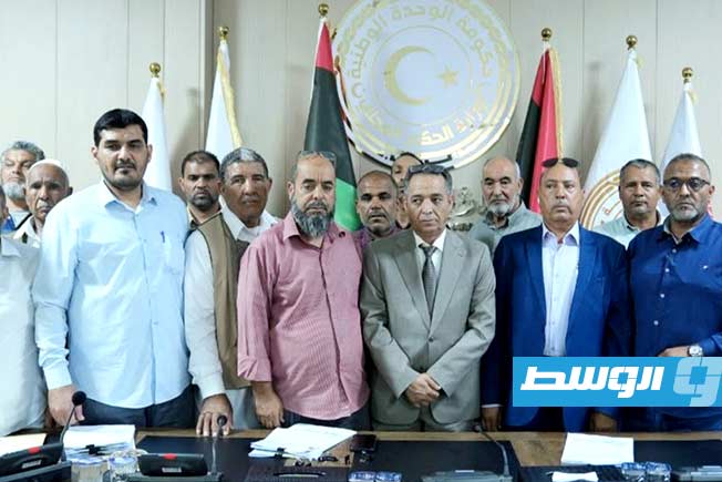 وزارة الحكم المحلي تسلم صكوك المكافآت لمخاتير المحلات في 23 بلدية