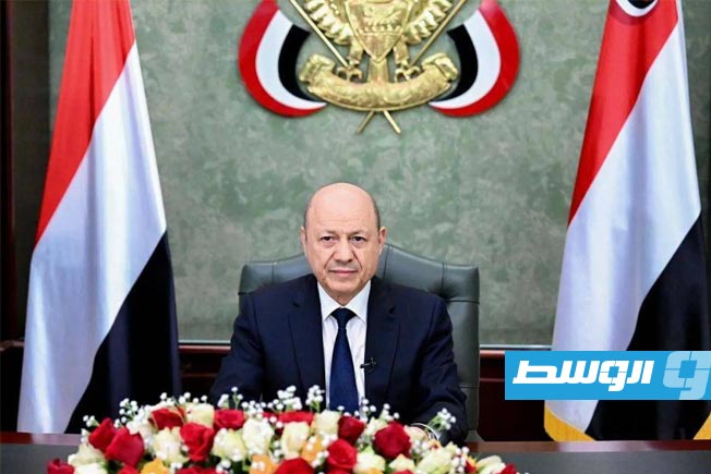 العليمي يعلن نجاح تسلم المعسكرات وتشكيل لجنة عسكرية لاستعادة مؤسسات الدولة
