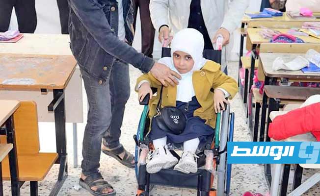 صندوق التضامن يسلم كراسي متحركة لطلاب من ذوي الهمم في سرت