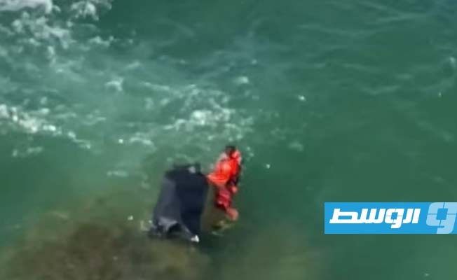 شاهد.. ضفادع بشرية تنتشل الجثث من بحر رأس التين شرقي درنة