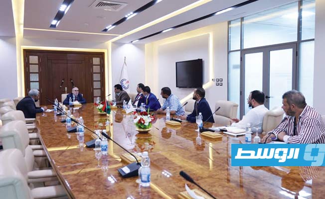 صنع الله يبحث مع رئيس اتحاد عمال النفط زيادة المرتبات وتقديم خدمات التأمين الصحي