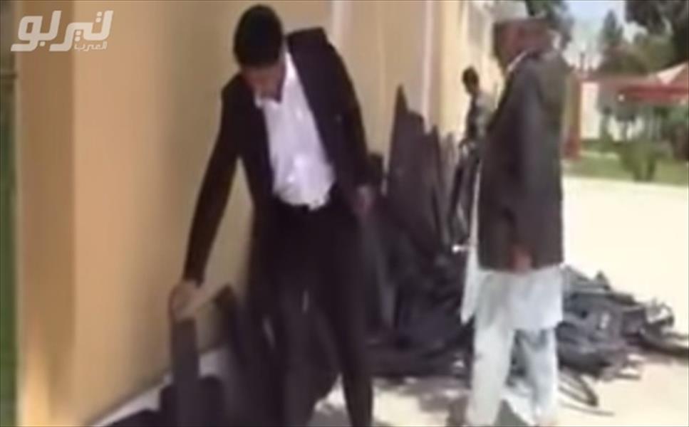بالفيديو: التحطيم عقوبة تظليل السيارات في أفغانستان