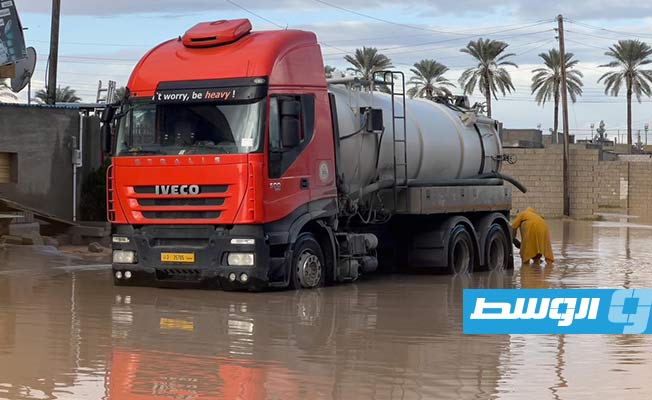 شفط تجمعات مياه الأمطار في مصراتة (فيديو وصور)