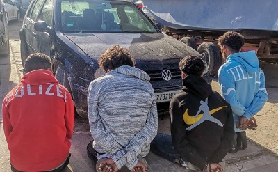 ضبط تشكيل عصابي يسطو على وافدين بالطريق العام غرب صبراتة
