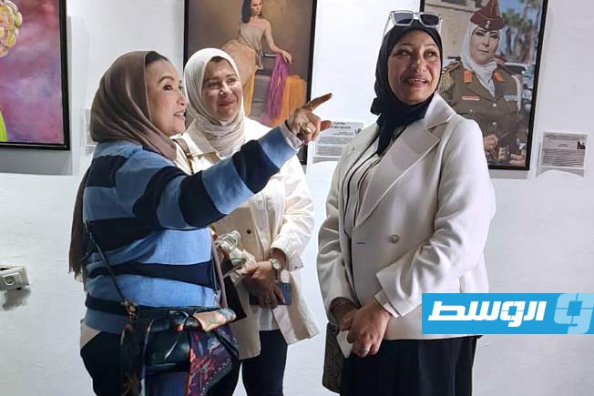 «خيوط الحكاية».. معرض يجسد صراع المرأة الليبية والعربية
