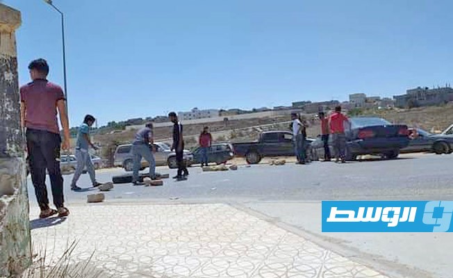 شباب يتظاهرون في القبة ويطالبون بإسقاط الحكومة والمجلس البلدي