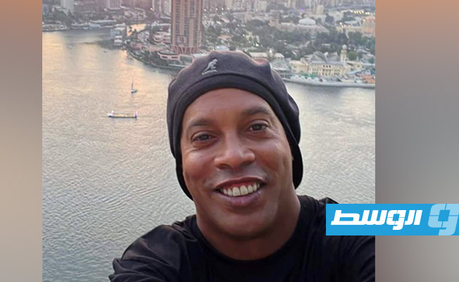 البرازيلي رونالدينيو يغازل النيل في مصر من شرفته