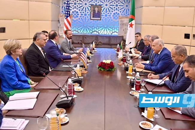 الملف الليبي حاضر في محادثات مستشار ترامب وعطاف في الجزائر