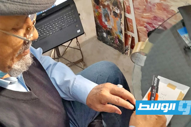 محمد الغرياني يهدي عملاً تشكيليًا أصليًا لفنان الكاريكاتير العجيلي العبيدي