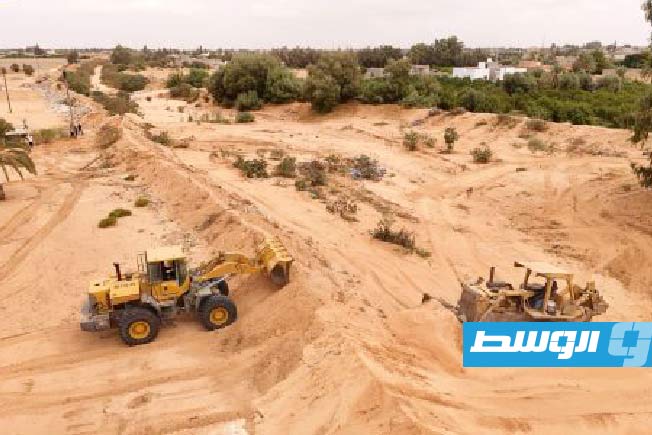 استعدادًا لفصل الشتاء.. استمرار تنظيف مسارات الأودية في عدة مدن