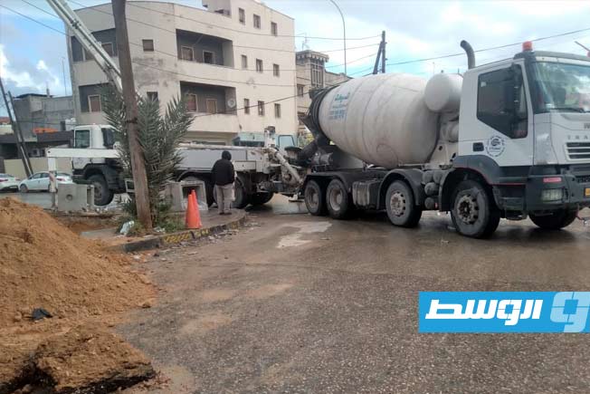 صيانة خط مياه متهالك بشارع «الغاز – طوبو» في سوق الجمعة