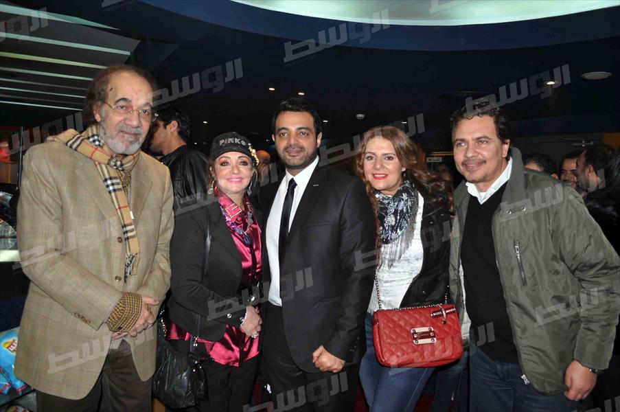 بالصور: محمود ياسين وداليا البحيري يحتفلان مع فريق عمل «زجزاج»