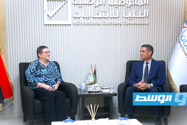 السايح يستعرض مع سفيرة كندا التجهيزات للانتخابات البلدية
