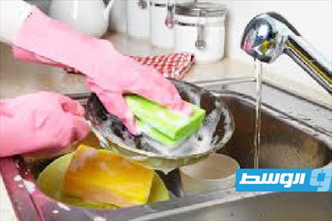 طرق فعّالة لتنظيف الدهون العنيدة من أواني المطبخ
