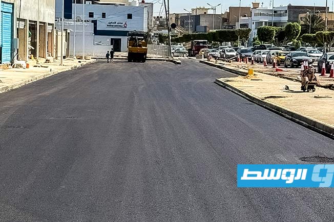 فرش طبقة الأسفلت بطريق «20 رمضان» في سوق الجمعة