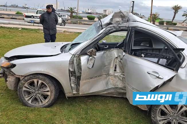 سيارة تصطدم بعمود كهرباء على طريق الشط