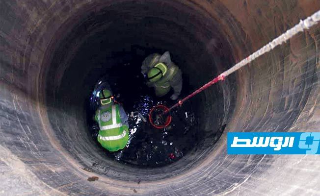 بالصور.. انتشال رفات جثة مجهولة الهوية من خزان مياه في ترهونة