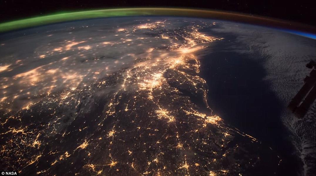 شاهد لحظة التقاء شروق الشمس مع الأضواء القطبية