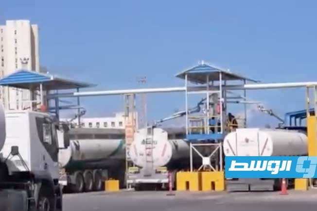تفريغ شحنة بـ30 مليون لتر بنزين في ميناء طرابلس