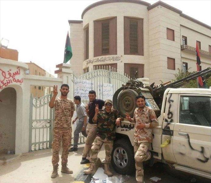 مقتل شخص في انفجار مخزن ذخيرة بوزارة الخارجية بطرابلس