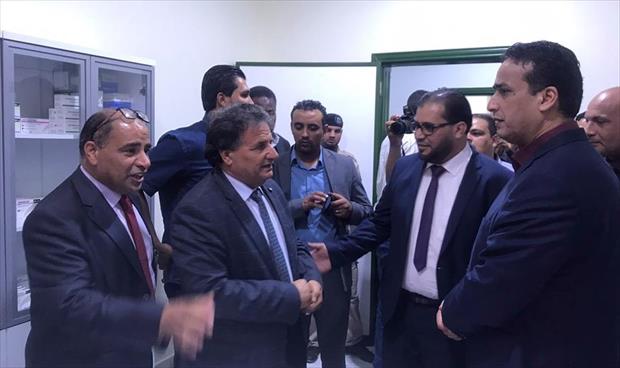 وزير «صحة الموقتة» يفتتح أقسام الباطنية بمستشفى الوحدة بدرنة