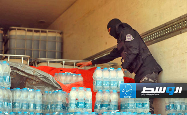 ضبط شاحنة بها 20 ألف لتر من وقود البنزين بالطريق الساحلي