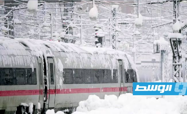 تعطل حركة الطيران والسكك الحديد.. تساقط الثلوج بكثافة يشلُّ الحركة في جنوب ألمانيا (شاهد)