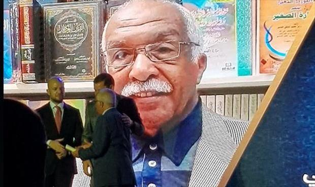 الدبيبة يسلم جائزة الدولة التقديرية للصحافة لفيصل فخري