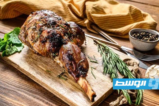 فخذ خروف مشوي في الفرن بإكليل الجبل والثوم