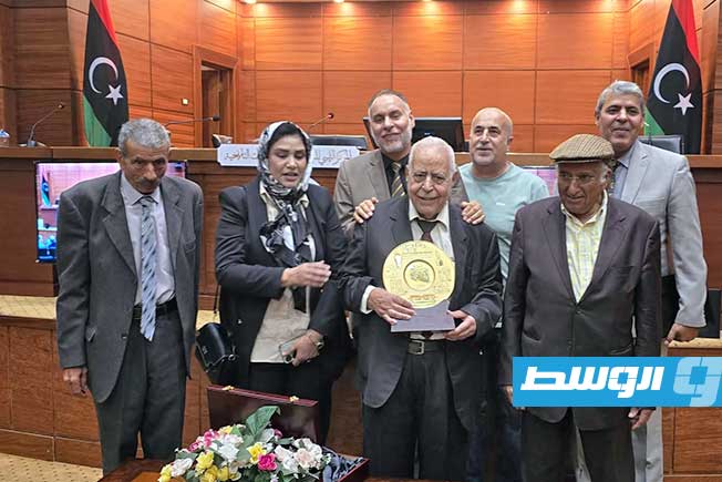 في اختتام حوارية تكريمه.. الأديب أمين مازن يقدم شهادته ويُمنح درع الوفاء
