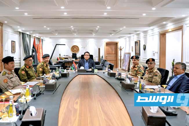المنفي يبحث مع قيادات عسكرية خطط إعادة هيكلة الجيش والمسارات الحوارية المرتبطة بالمؤسسة