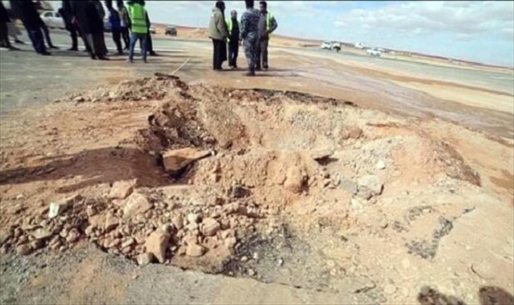 طائرة حربية تقصف مطار الزنتان وموقعًا بالرجبان