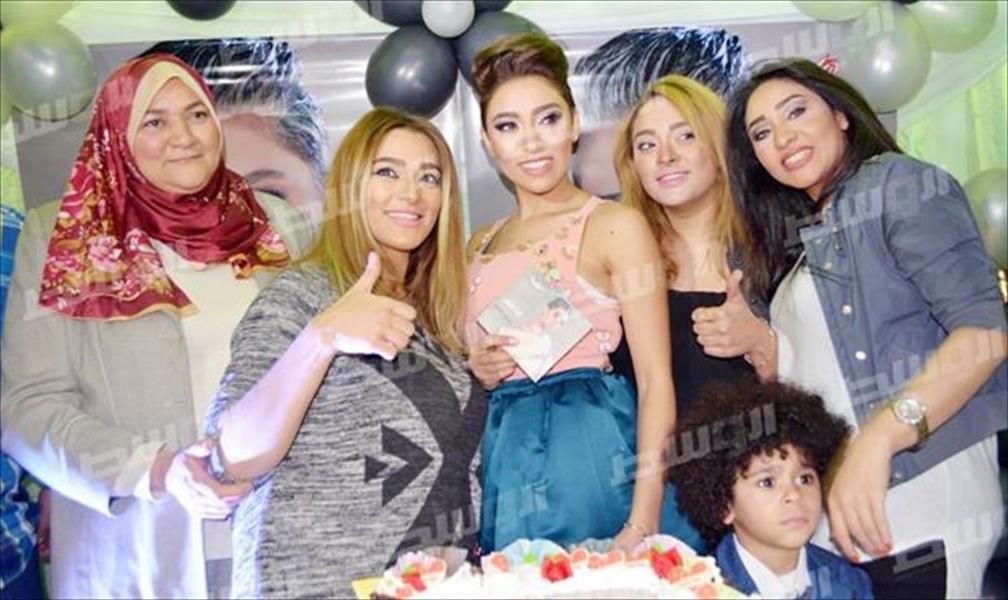بالصور: زيزي تدافع عن إطلالتها المثيرة للجدل