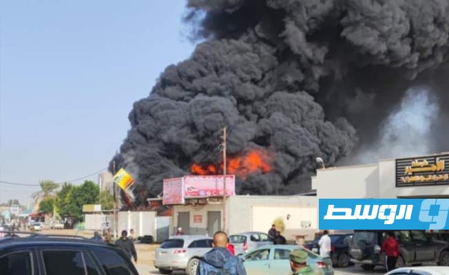 حريق في محل لإطارات السيارات بتاجوراء