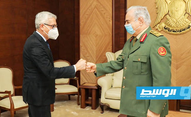 حفتر يبحث مع رئيس الاستخبارات الإيطالية مكافحة الإرهاب والهجرة غير الشرعية