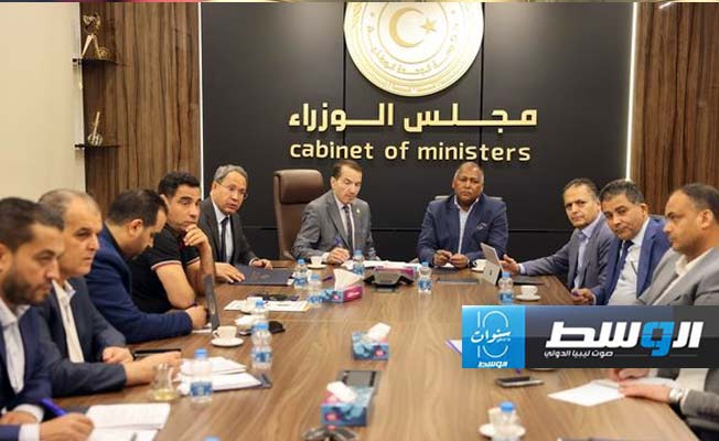 لجنة حكومية تناقش أثر ضريبة النقد الأجنبي على الإنفاق