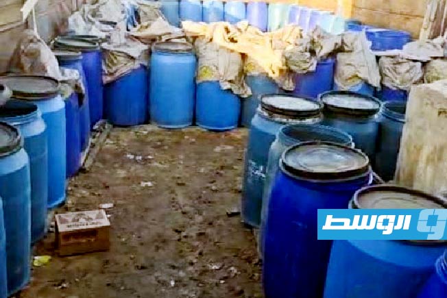 تفكيك «مصنع ضخم للخمور» ومصادرة 44 ألف لتر شرق طبرق