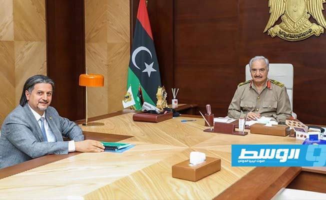 رئيس هيئة الكهرباء بالحكومة الموقتة يطلع المشير حفتر على أوضاع الشبكة الكهربائية