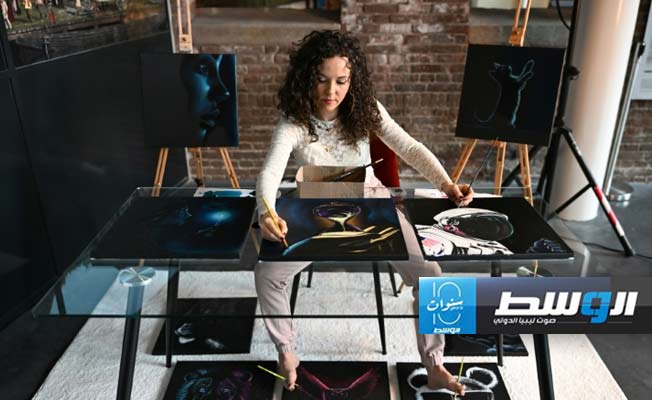 يعتبرها علم الأعصاب مستحيلة.. فنانة ترسم 10 لوحات بيديها وقدميها في وقت واحد