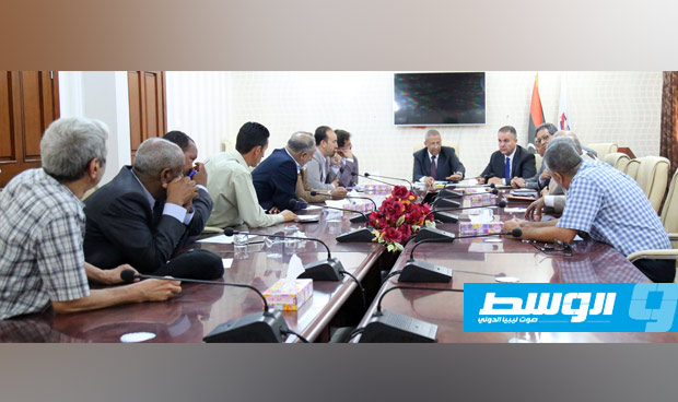 الطاهر يناقش مع عمداء بلديات الغرب والجنوب وضع حلول لأزمة القمامة