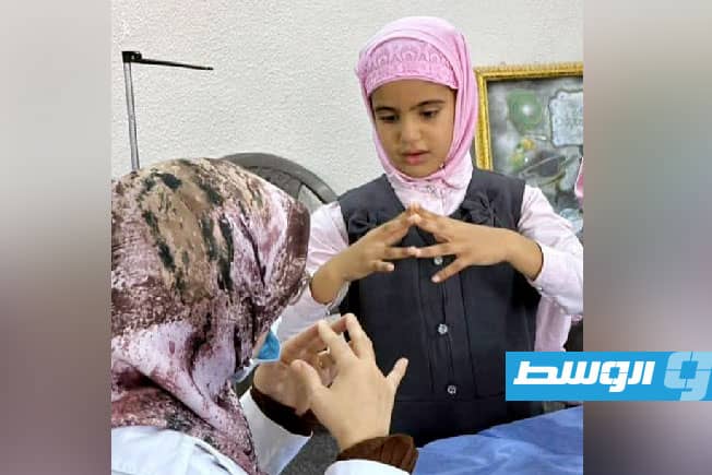 بالصور: حملة تطعيمات وكشف طبي على الطلاب بالمدارس