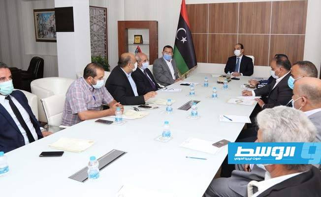 معيتيق يستعرض مع عمداء ورشفانة أضرار الحرب وأسباب تدني الخدمات بالمنطقة