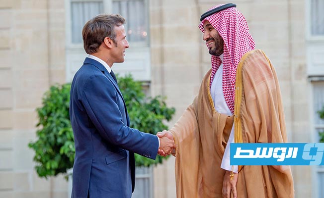ماكرون يصافح مطولا ولي العهد السعودي