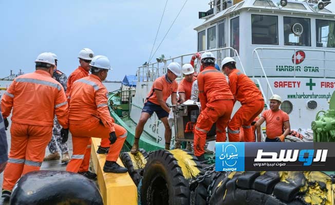الفلبين تبدأ عملية سحب حمولة نفط من ناقلة غارقة تهدد بكارثة بيئية