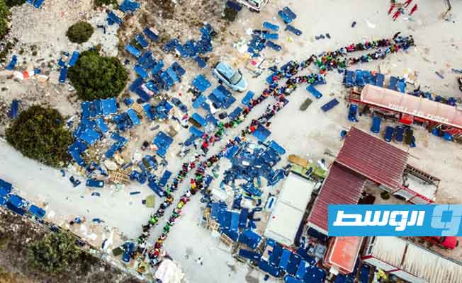 إنقاذ عشرات المهاجرين بعد اندلاع حريق على متن عبارة إيطالية