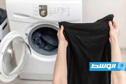 سر بقاء الأسود أنيقًا: 3 نصائح للحفاظ على الملابس السوداء من البهتان
