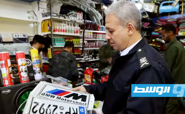 غلق محال تعتيم سيارات في بنغازي