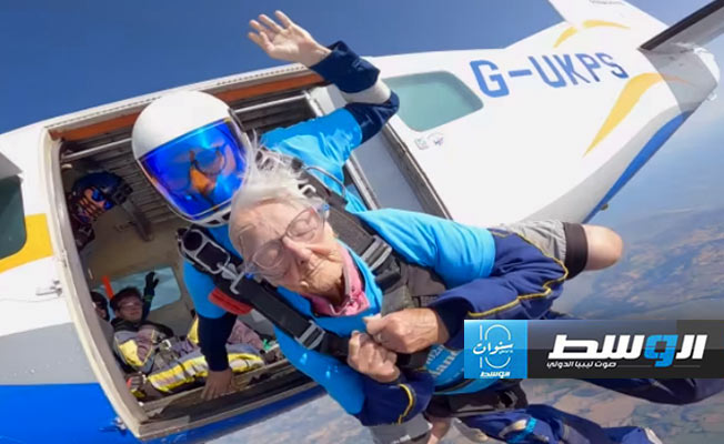 تحتفل بعيد ميلادها الـ102 عبر القفز بالمظلة من طائرة